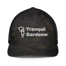 Closed-back trucker cap - White Lettering